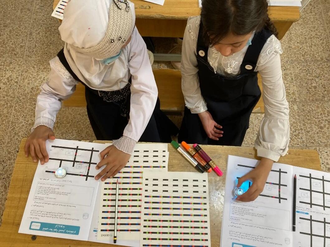 Learning the basics of sequential processes with Ozobot and color codes