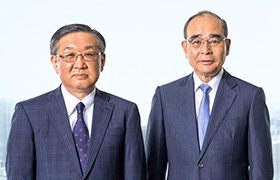 代表取締役会長 Chief Executive Officer(CEO) 佐藤 雅之(左)、代表取締役社長 Chief Operating Officer(COO) 石塚 忠(右)